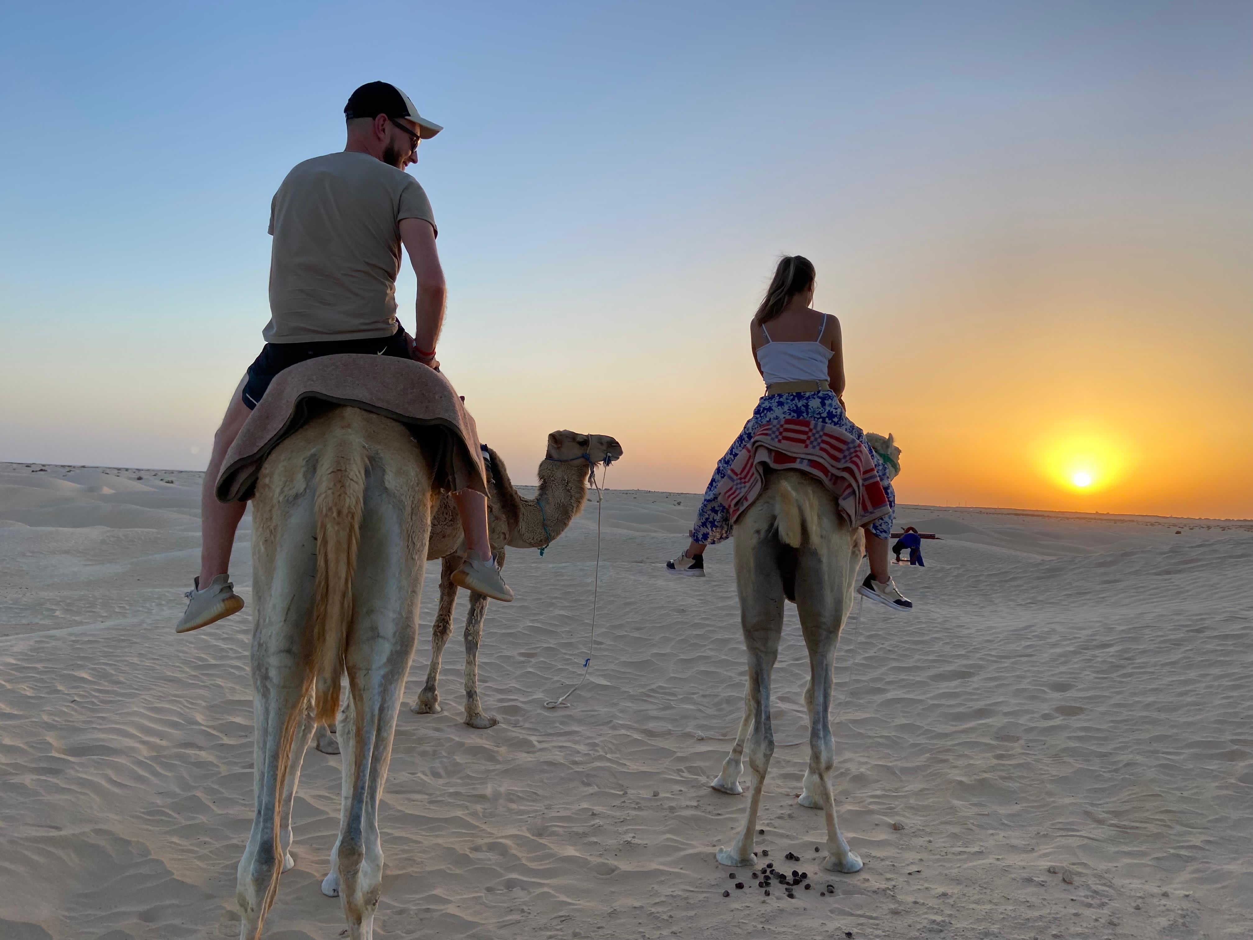 Dunes dorées au coucher du soleil dans le Grand Erg Oriental